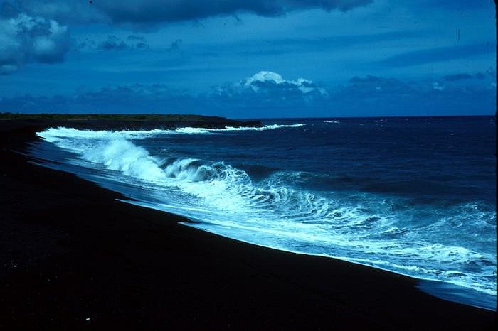 Bãi biển Pololu Valley, Hawaii: Bãi biển cát đen là điểm đến được nhiều du khách lựa chọn, nhất là những người ưa thích khám phá và yêu thiên nhiên.